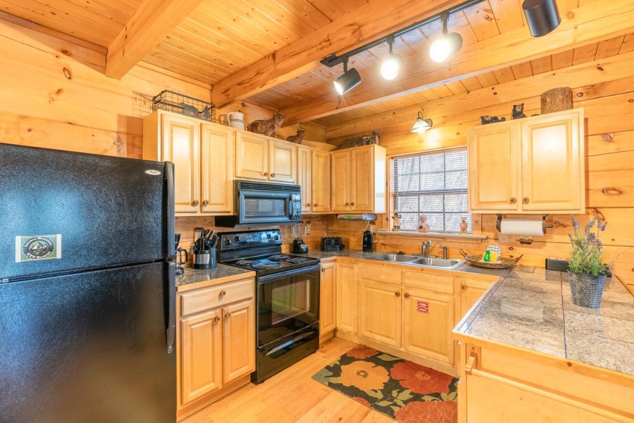 Moonshine Ridge Cabin With Hot Tub And Fire Pit Pigeon Forge Extérieur photo